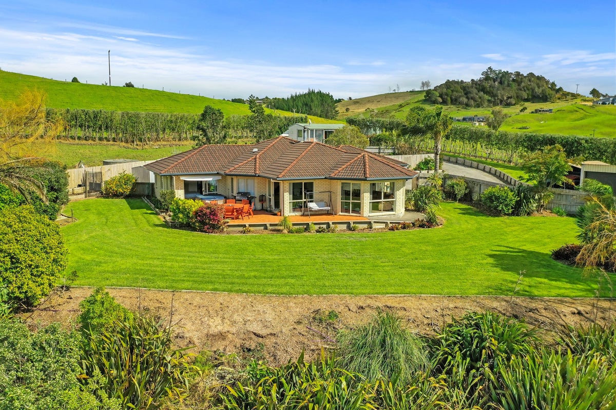 60 Valley View Road, Whangarei - Carousel 1