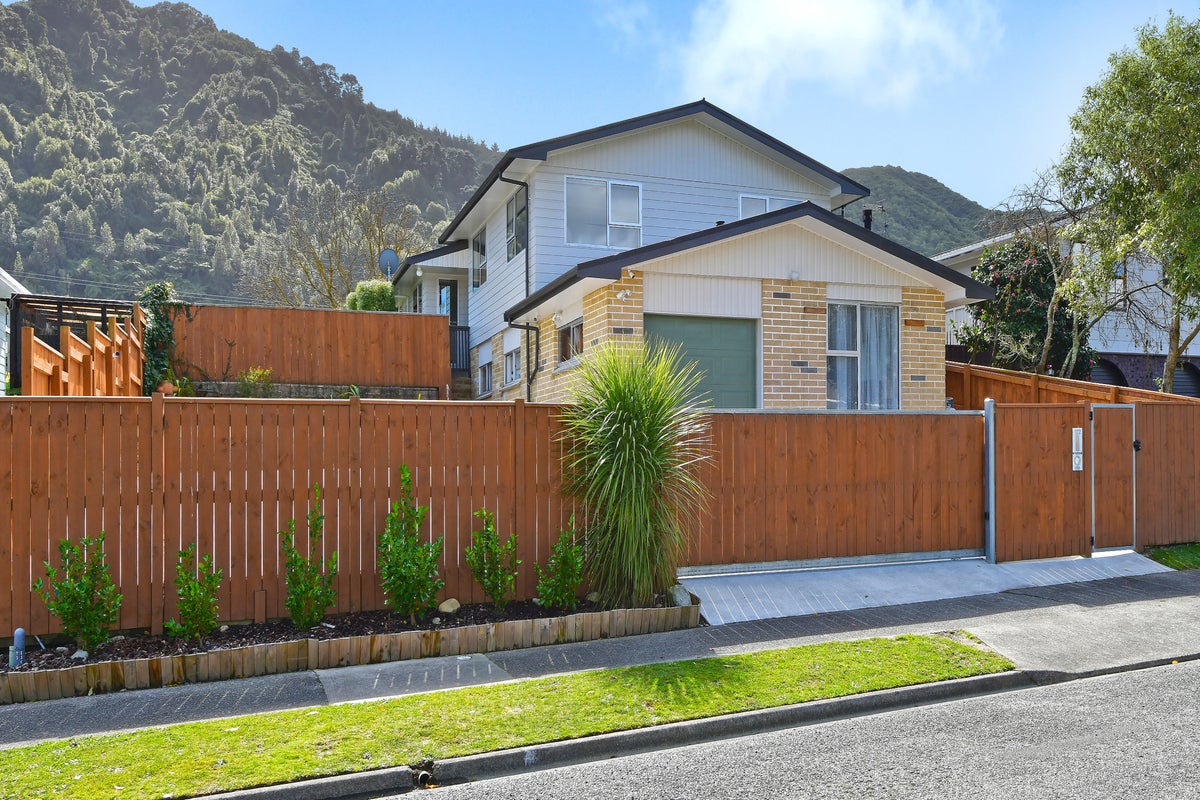 172 California Drive, Totara Park, Upper Hutt - Carousel 1
