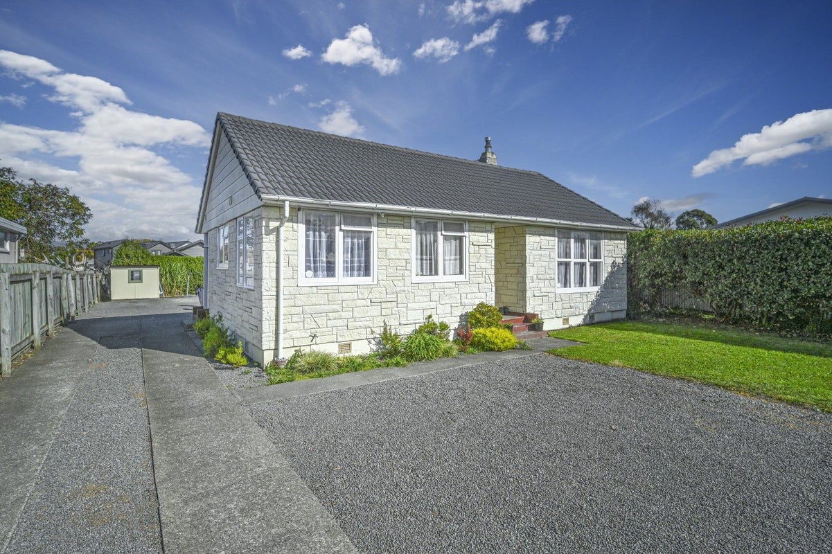 803 Collinge Road, Mayfair, Hastings - Carousel 1