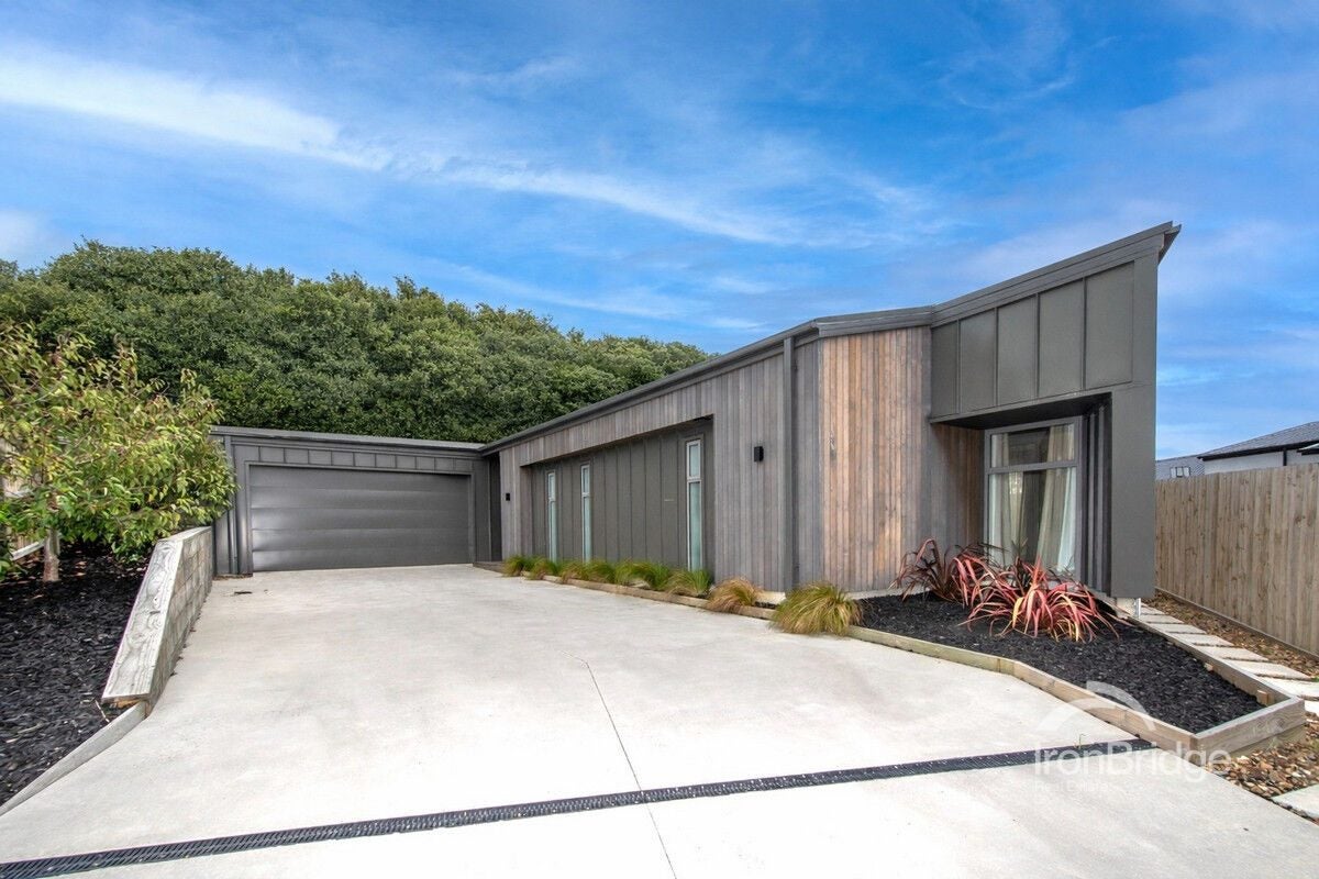 13 Barnfields Close, Halswell, Christchurch - Carousel 1