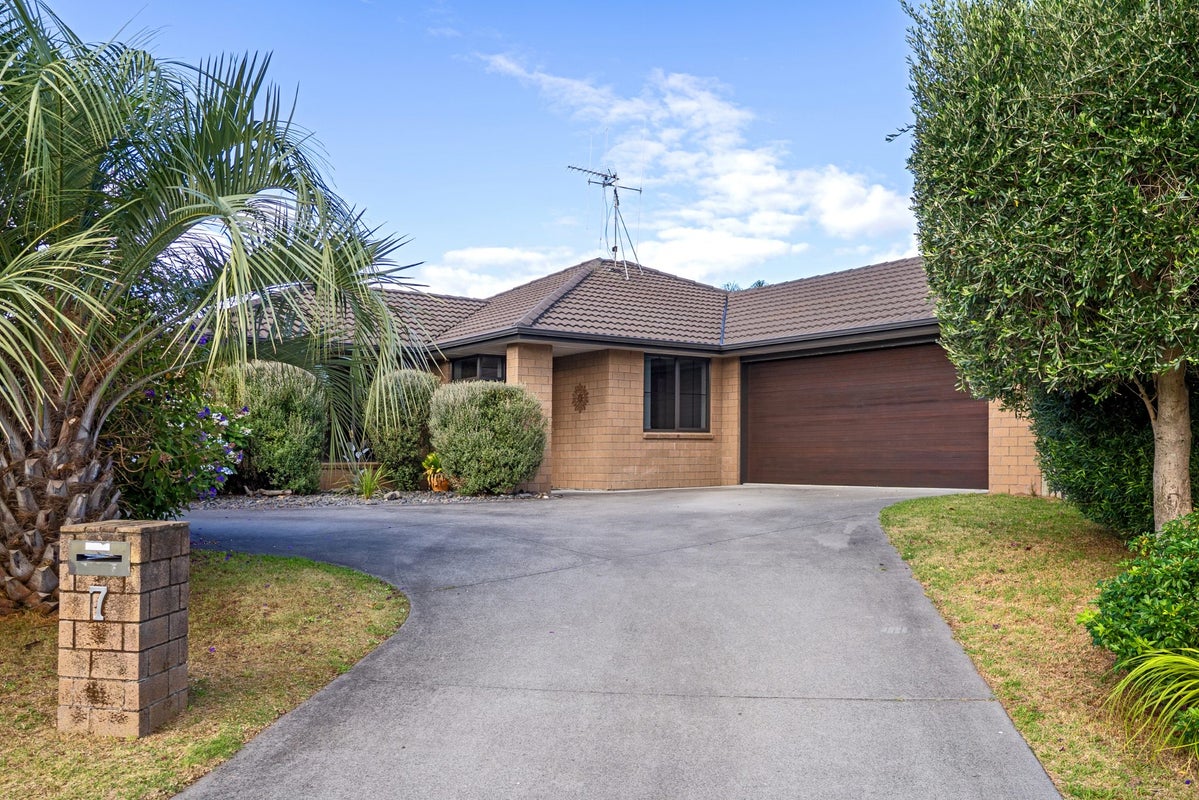 7 Evelyn Place, Papamoa Beach, Papamoa - Carousel 1