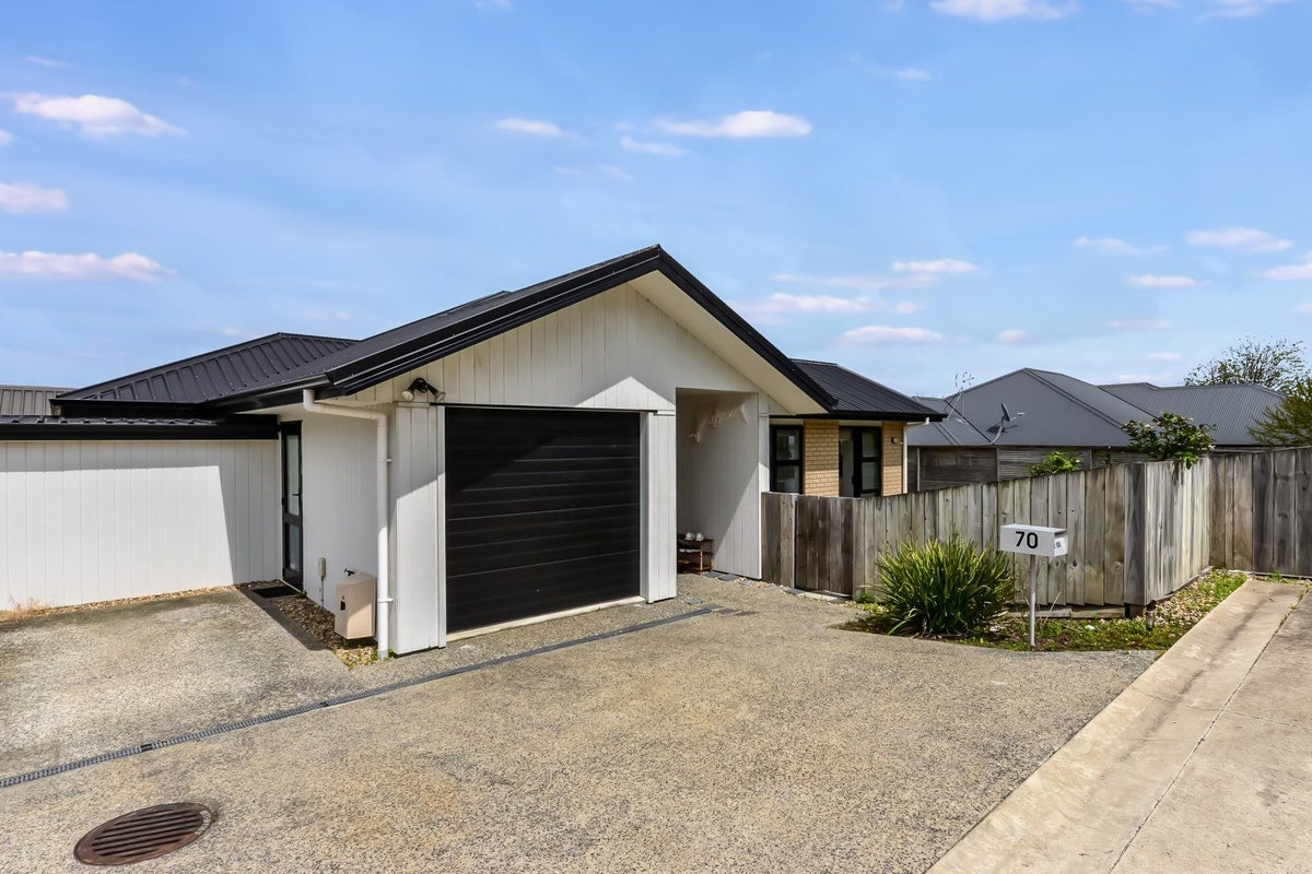 70 Sylvester Crescent, Flagstaff, Hamilton - Carousel 1