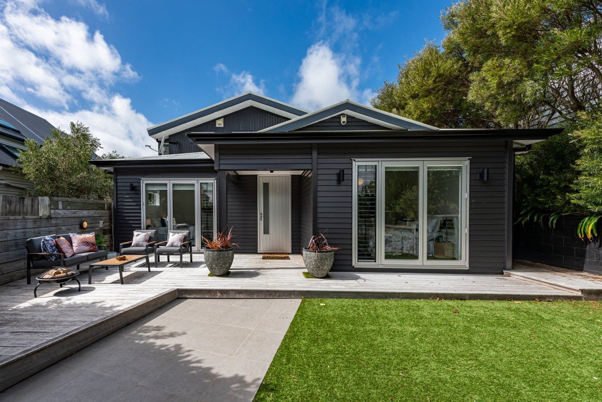 116 Nevay Road, Karaka Bays, Wellington - Carousel 1