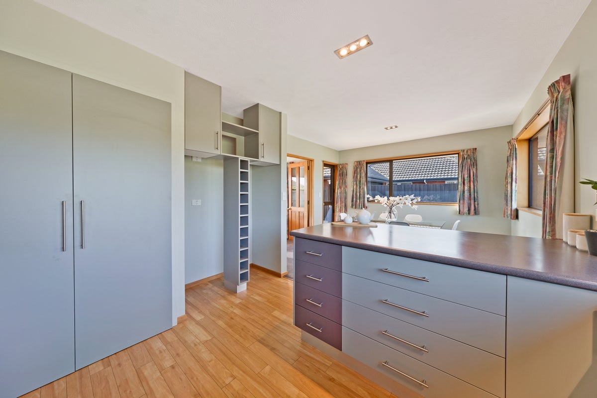 2/7 Thicket Close, Redwood, Christchurch - Carousel 2