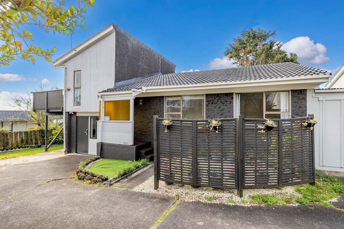 2/307A Wairau Road, Totara Vale, North Shore City, Auckland - Carousel 1