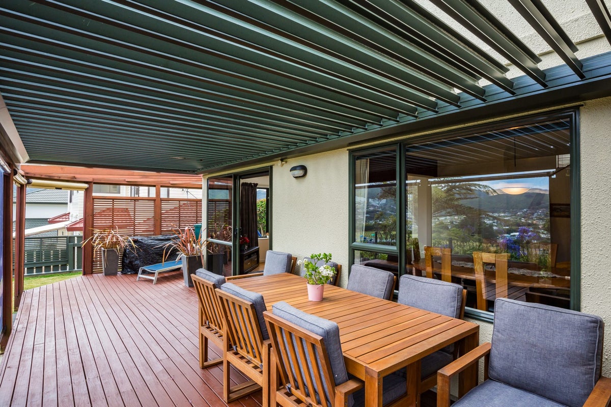 138 Woodman Drive, Tawa, Wellington - Carousel 2