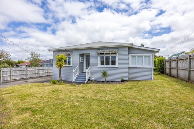 22 Te Atatu Road, Te Atatu South, Auckland - Carousel 1