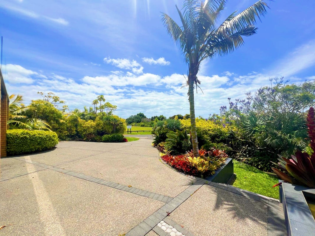 34 Charles Dickens Drive, Mellons Bay, Auckland - Carousel 2