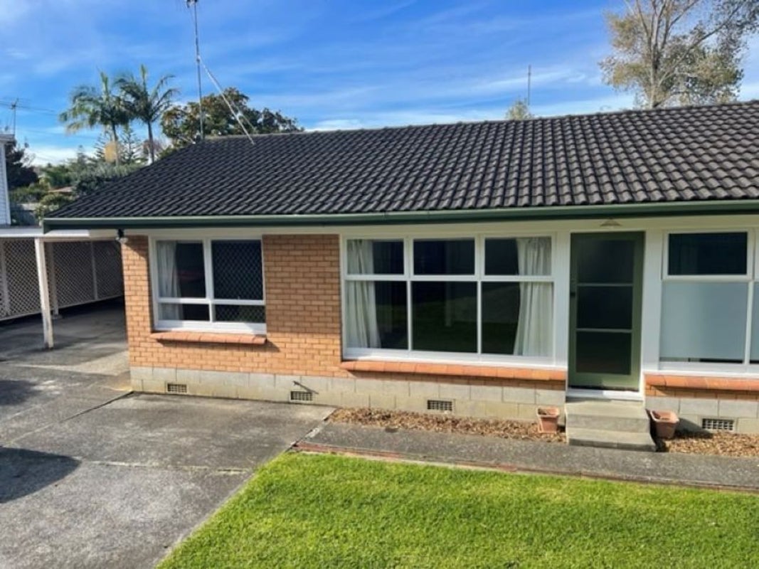 2/7 Luplau Crescent, Howick, Auckland - Carousel 1