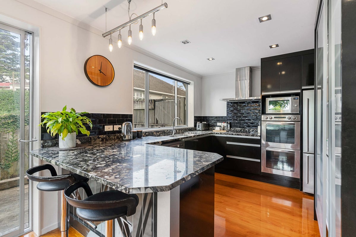 2 Exmouth Road, Northcote, Auckland - Carousel 2