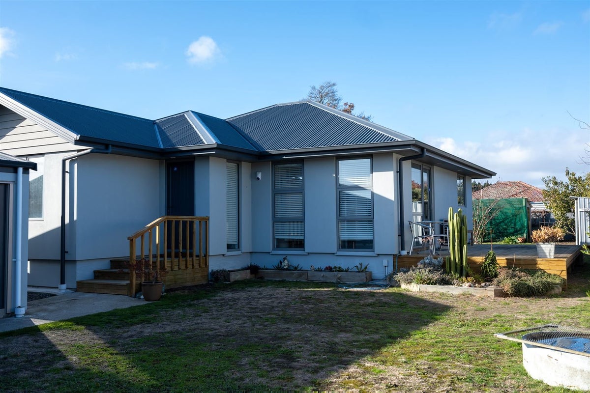 32 Vancouver Crescent, Wainoni, Christchurch - Carousel 1