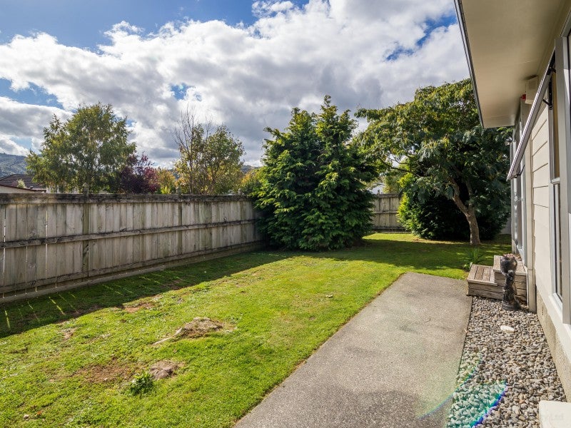 32 Memphis Grove, Totara Park, Upper Hutt - Carousel 26