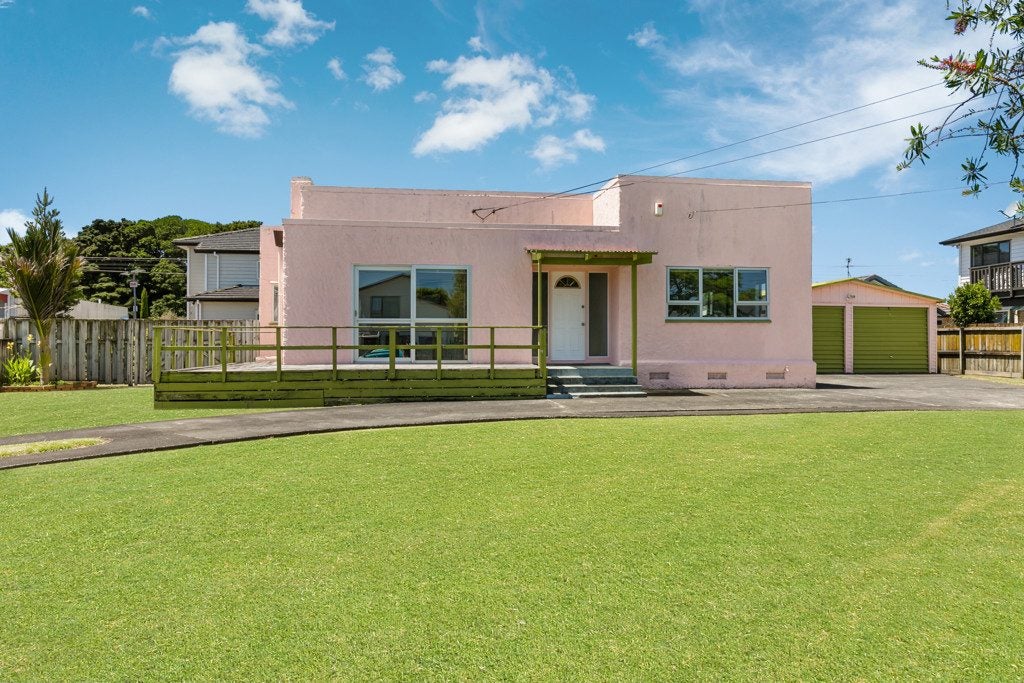 32 Kenderdine Road, Papatoetoe, Auckland - Carousel 1