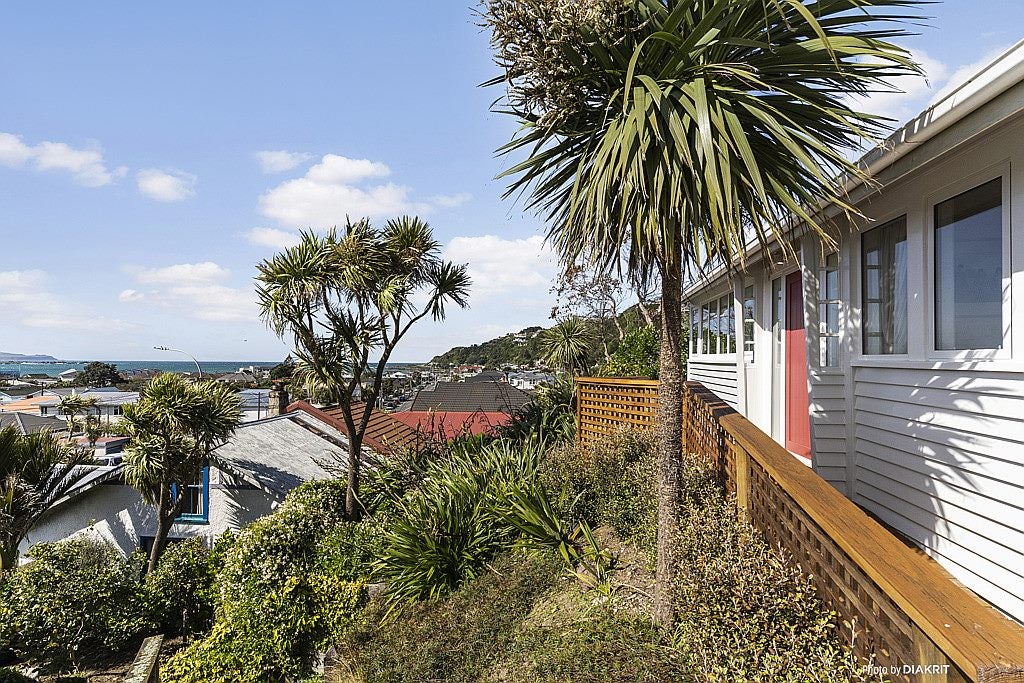 124 Queens Drive, Lyall Bay, Wellington - Carousel 1