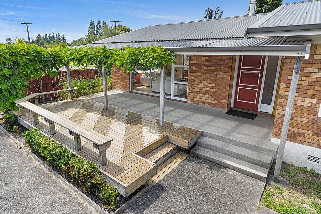 11 Regent Street, Silverdale, Hamilton - Carousel 2
