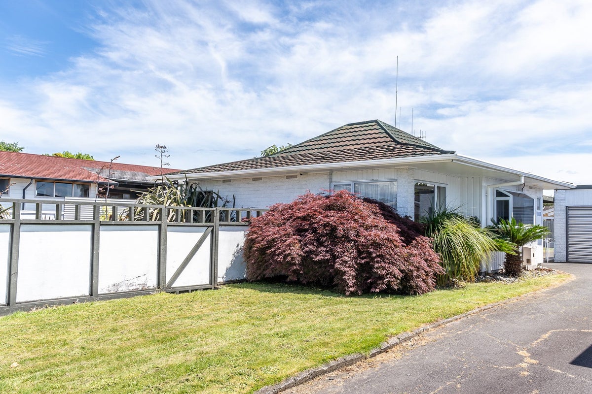 16 Morrow Avenue, St Andrews, Hamilton - Carousel 1