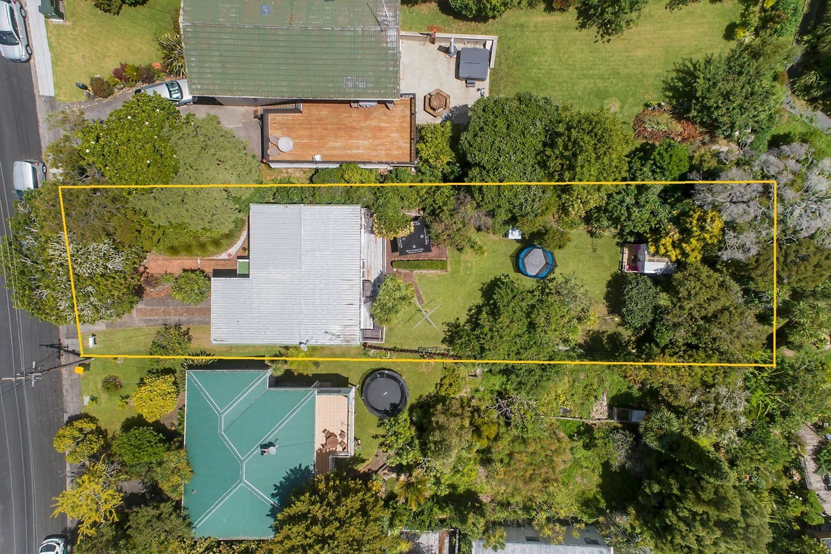 12 De Val Drive, Titirangi, Auckland - Carousel 2