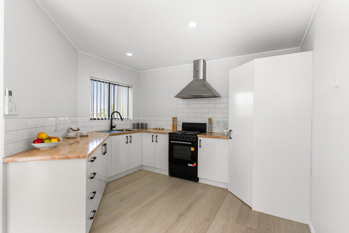 9 Eloise Place, Clendon Park, Auckland - Carousel 1