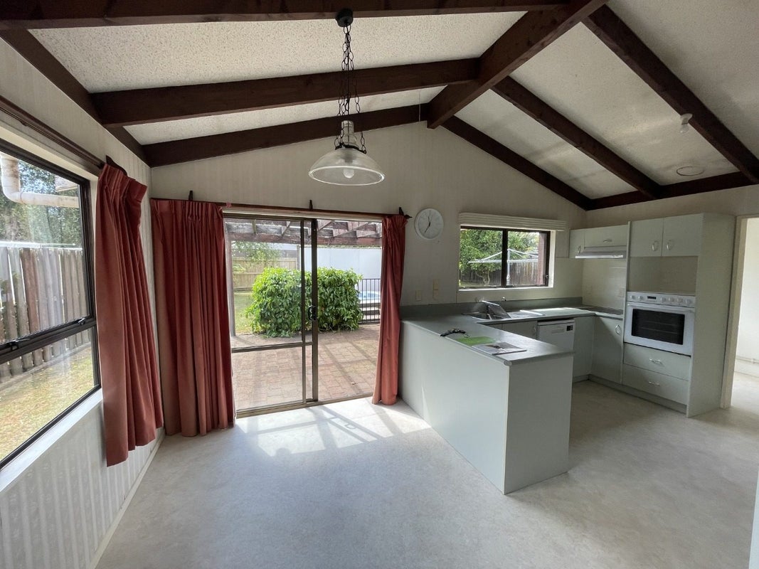 8 Zenith Place, Conifer Grove, Takanini - Carousel 1
