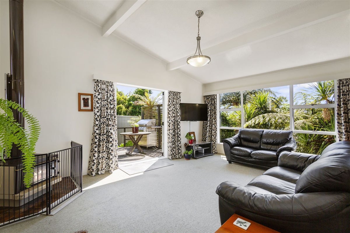 14 Voltaire Street, Karori, Wellington - Carousel 1