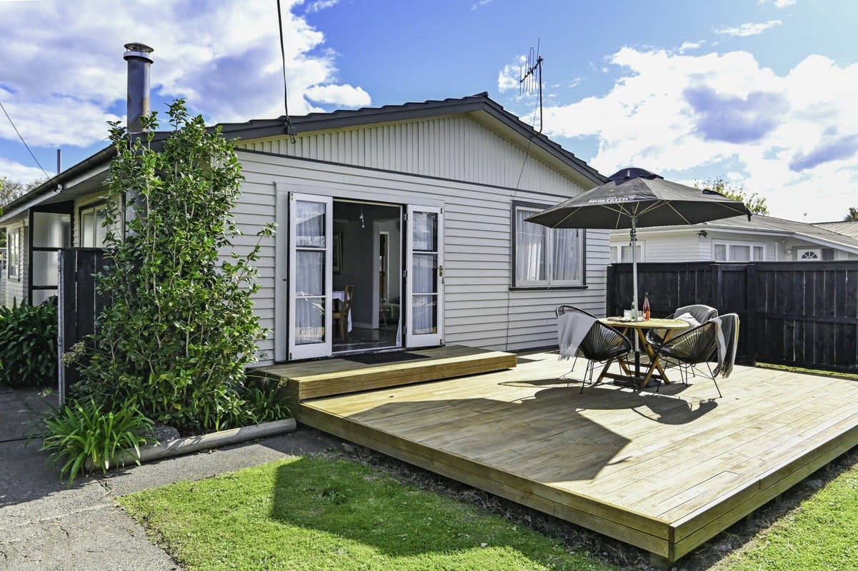 221 Tudor Avenue, Mayfair, Hastings - Carousel 2