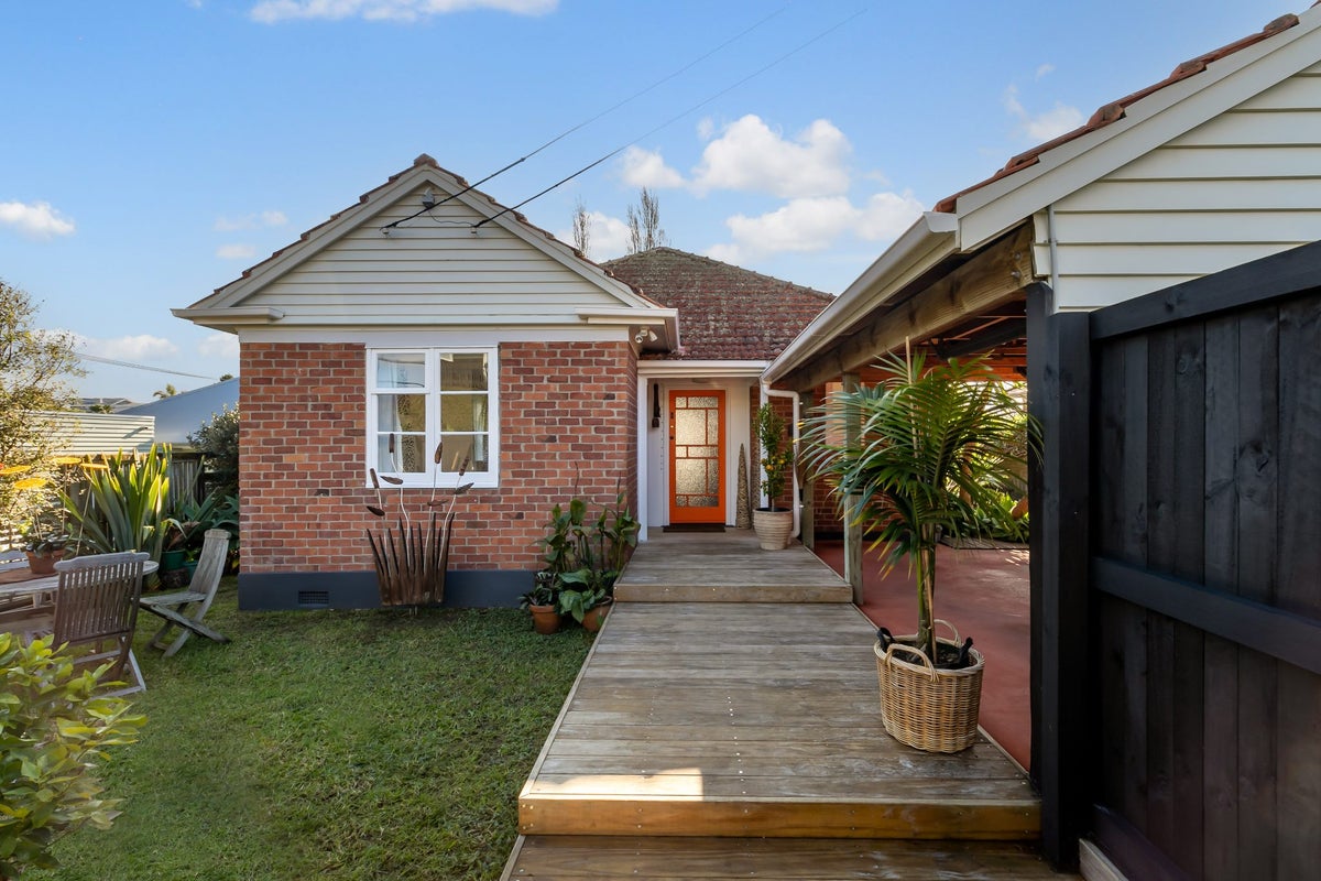 6 Kanuka Street, Point Chevalier, Auckland - Carousel 1