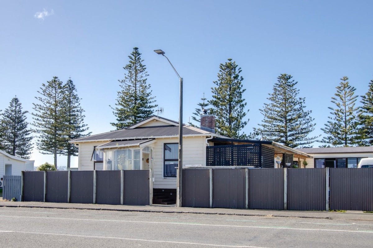 128 Te Awa Avenue, Te Awa, Napier - Carousel 1