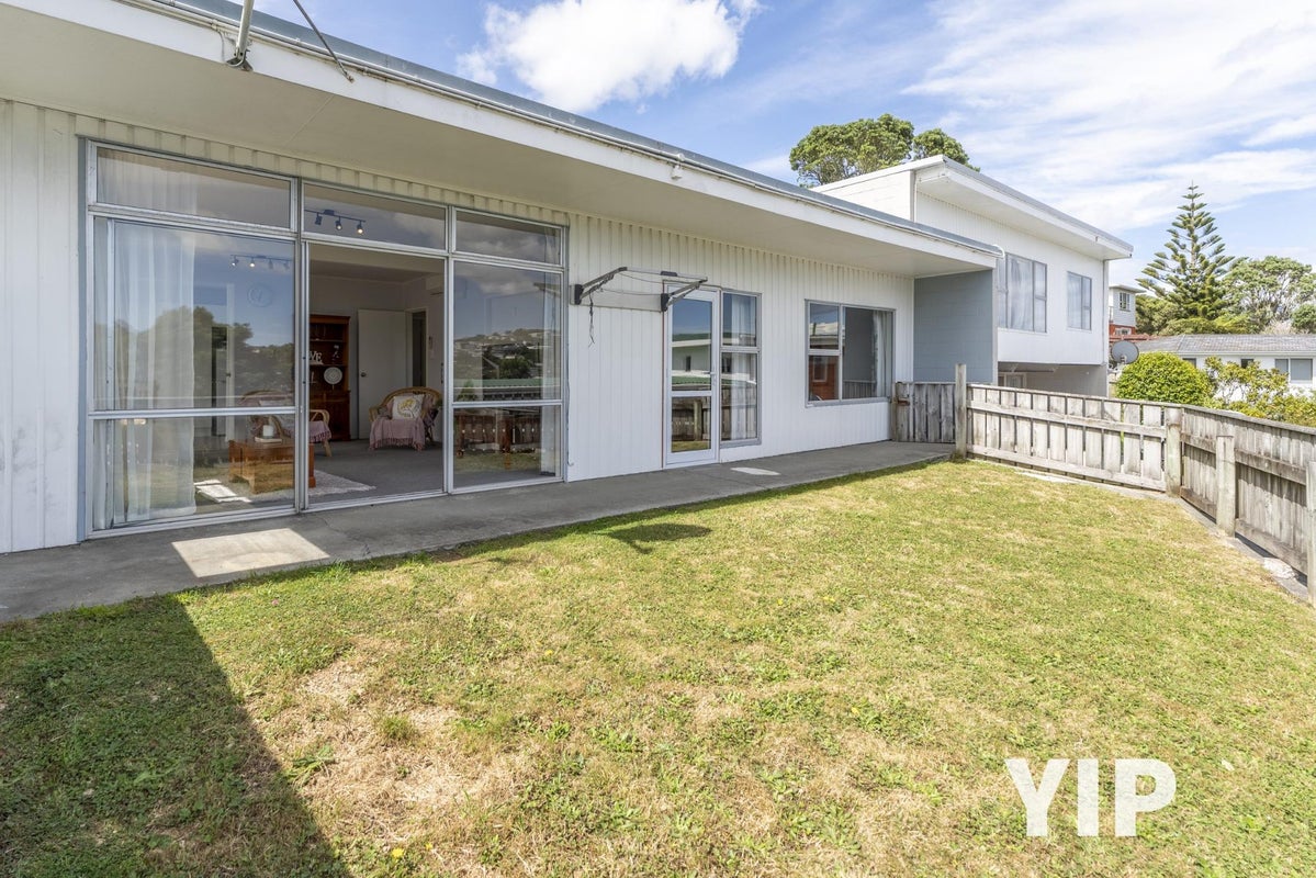 1/24 Horokiwi Road West, Newlands, Wellington - Carousel 1