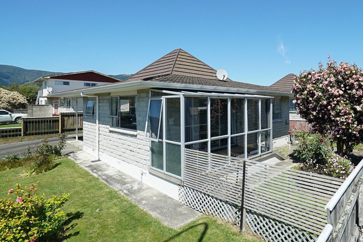 1/3 Hereford Street, Cannons Creek, Porirua - Carousel 1