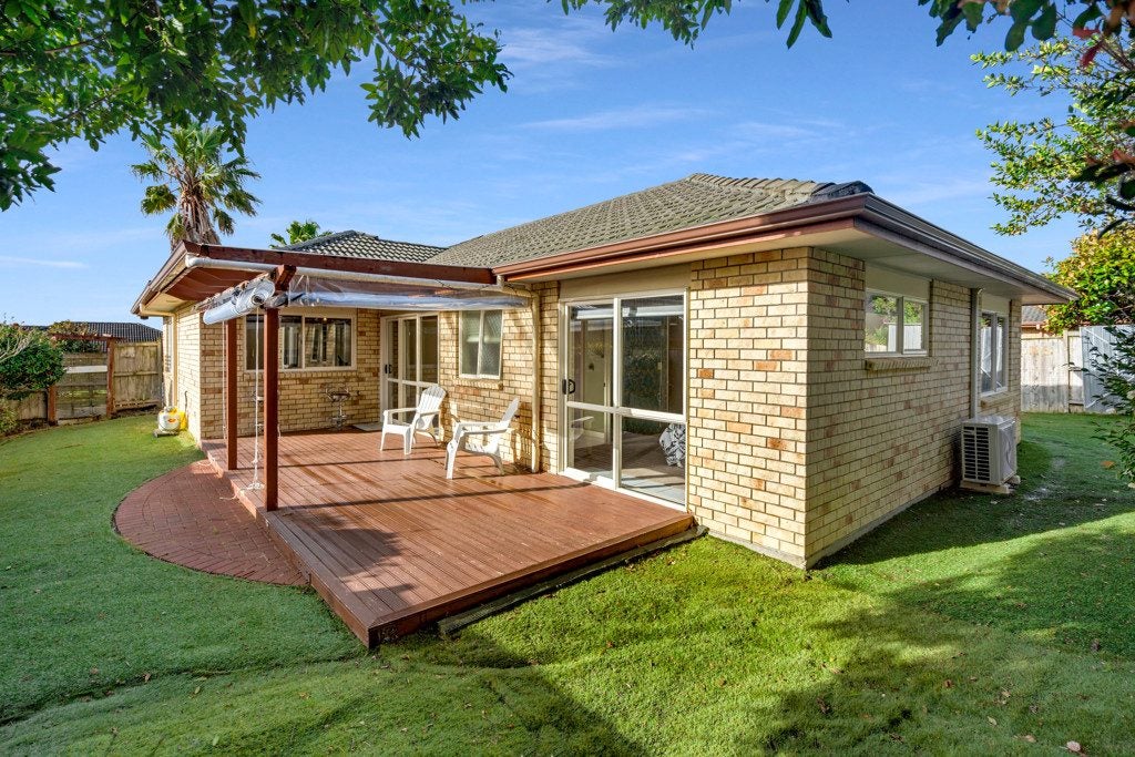 27 Richfield Crescent, Westgate, Auckland - Carousel 1