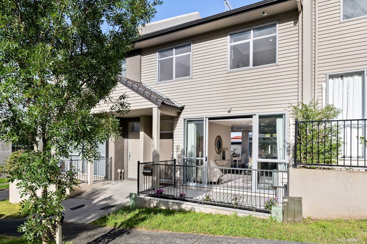 31 Manchester Drive, Flat Bush, Auckland - Carousel 1