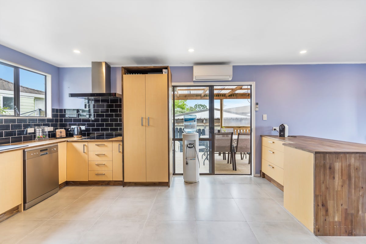 1/9 Etherton Drive, Weymouth, Auckland - Carousel 1