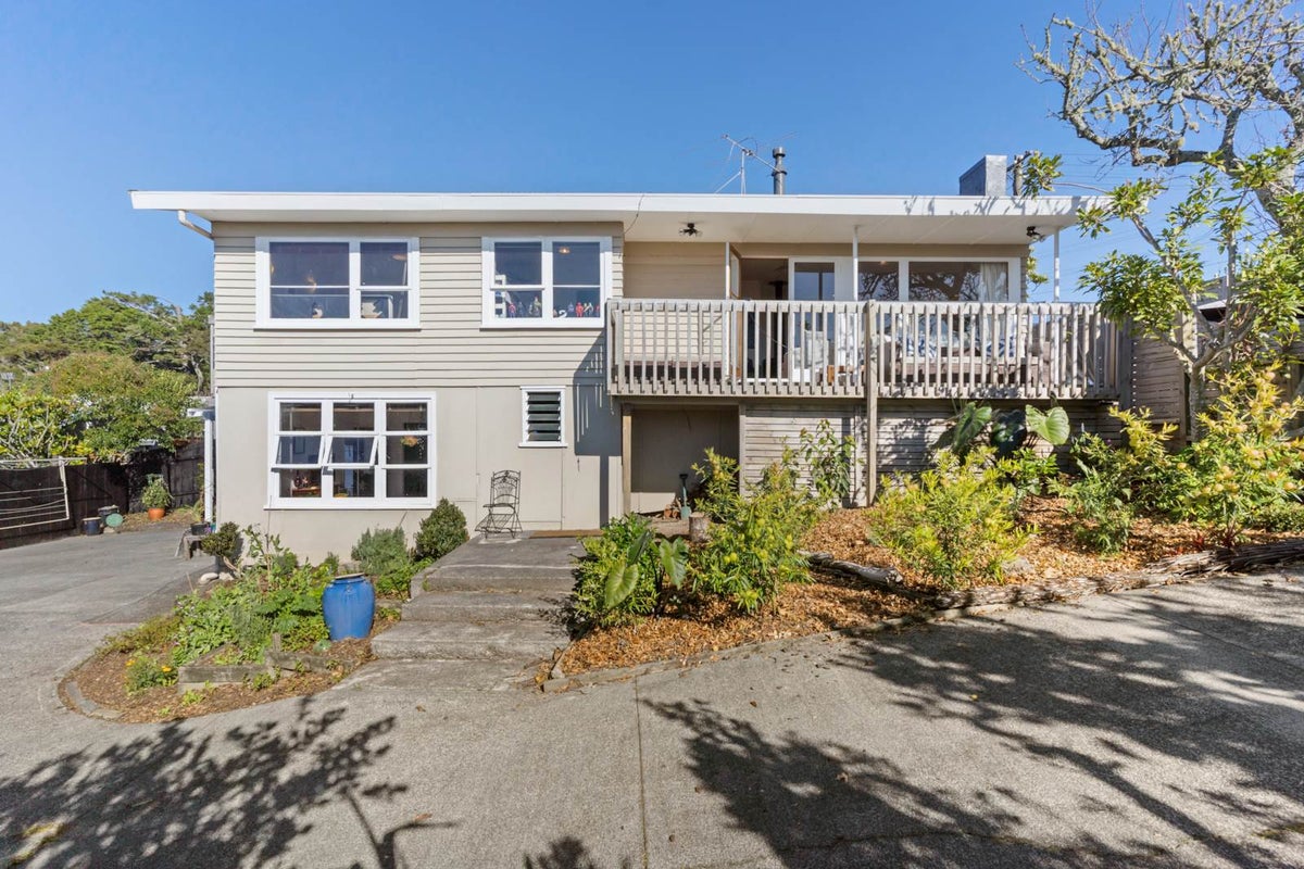 43 Fairmount Road, Titirangi, Auckland - Carousel 1