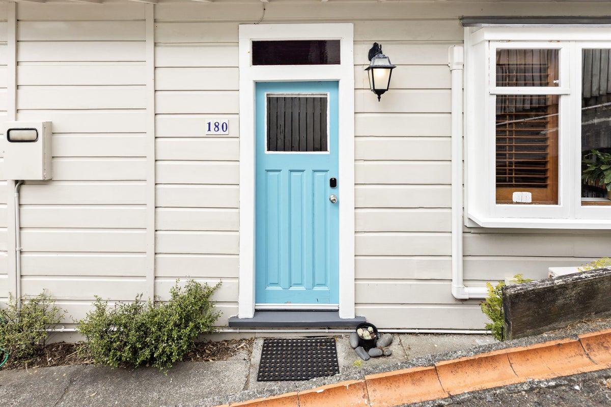 180 Sutherland Road, Lyall Bay, Wellington - Carousel 1