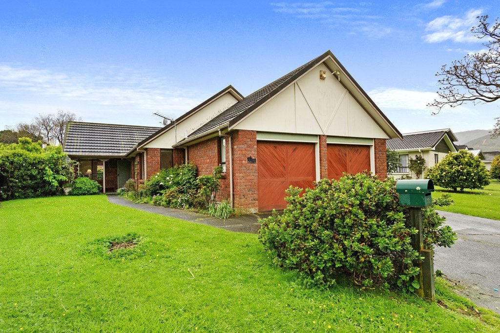 18 McEnroe Grove, Naenae, Lower Hutt - Carousel 18