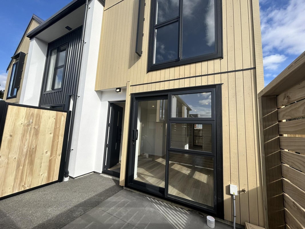 9/7 Wainuiomata Road, Wainuiomata, Lower Hutt - Carousel 1