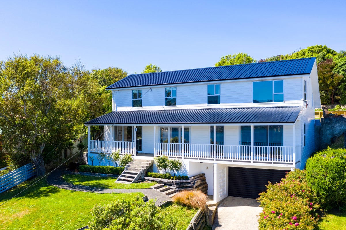 36 Bayne Terrace, Macandrew Bay, Dunedin - Carousel 1