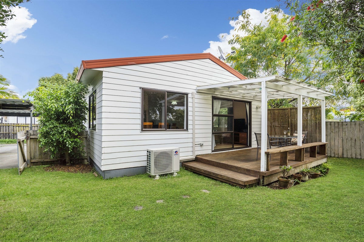 1/27 De Quincey Terrace, Highland Park, Auckland - Carousel 1