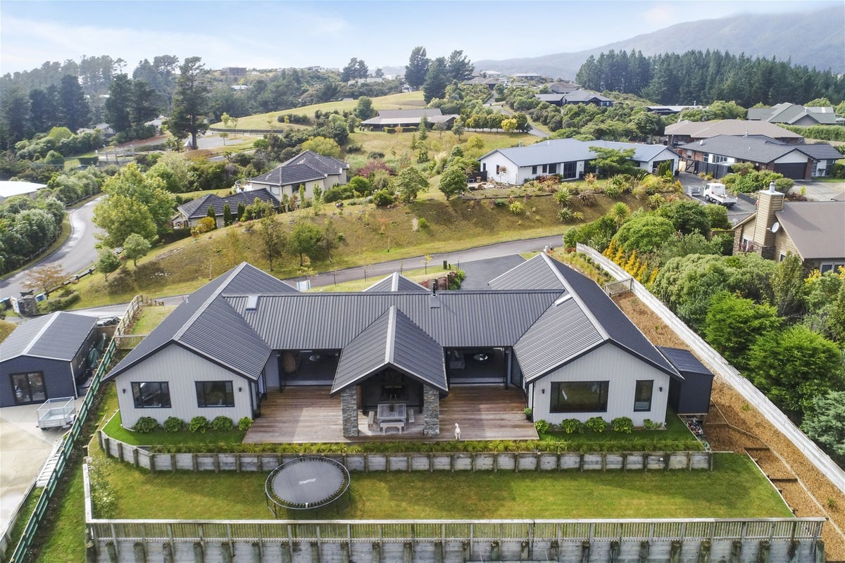2 Mount Marua Way, Timberlea, Upper Hutt - Carousel 2