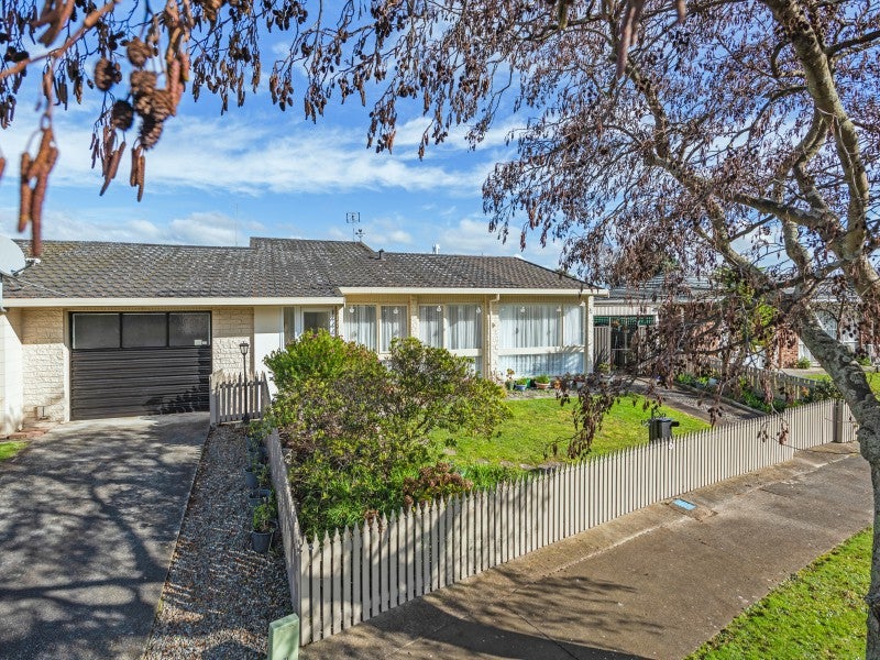 6 Pinedale Parade, Milson, Palmerston North - Carousel 2
