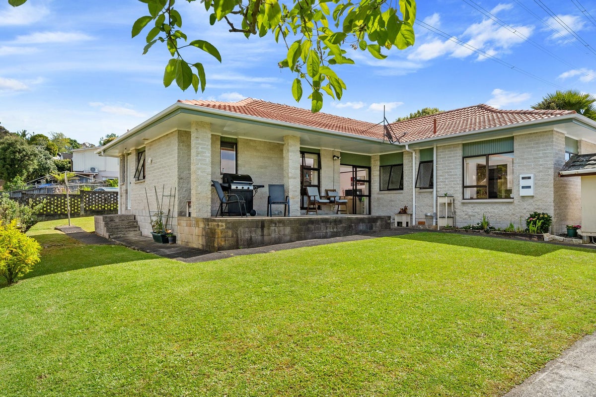 30 Reynella Drive, Massey, Auckland - Carousel 1
