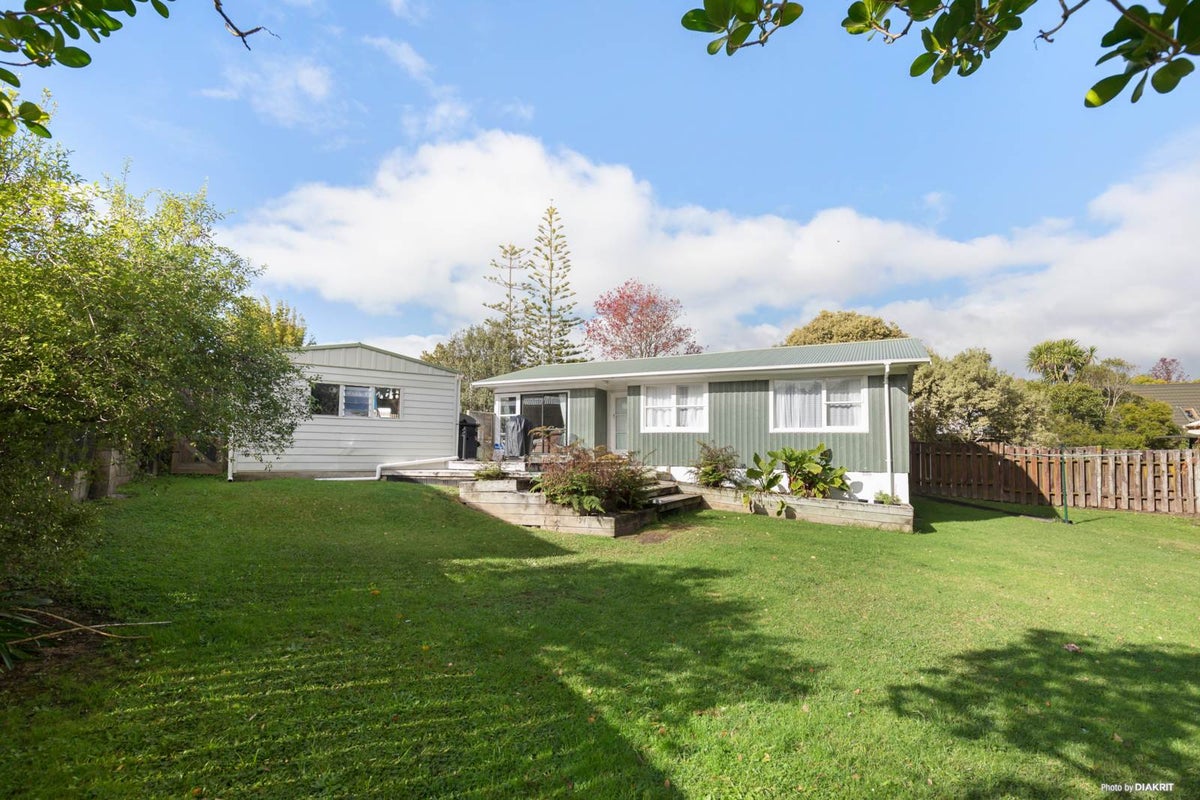 24 Lyford Crescent, Sunnynook, Auckland - Carousel 1