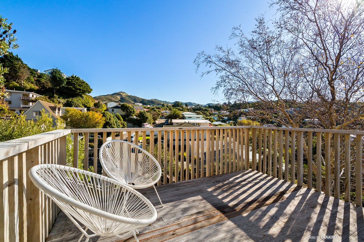 25 Southern Cross Crescent, Island Bay, Wellington - Carousel 1