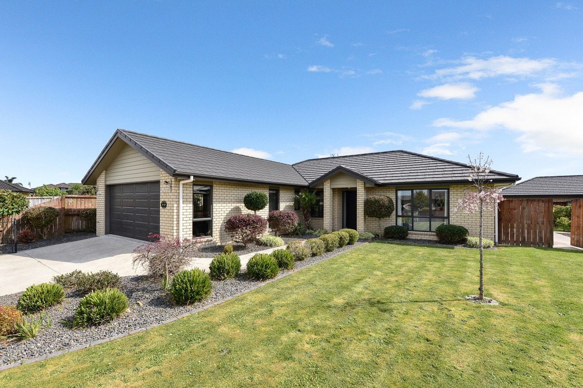 15 Waltham Place, Rototuna North, Hamilton - Carousel 1