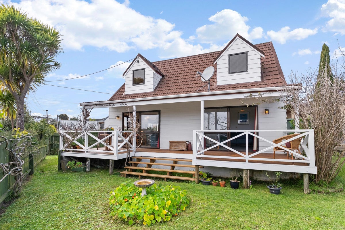 26A Cliff View Drive, Green Bay, Auckland - Carousel 1