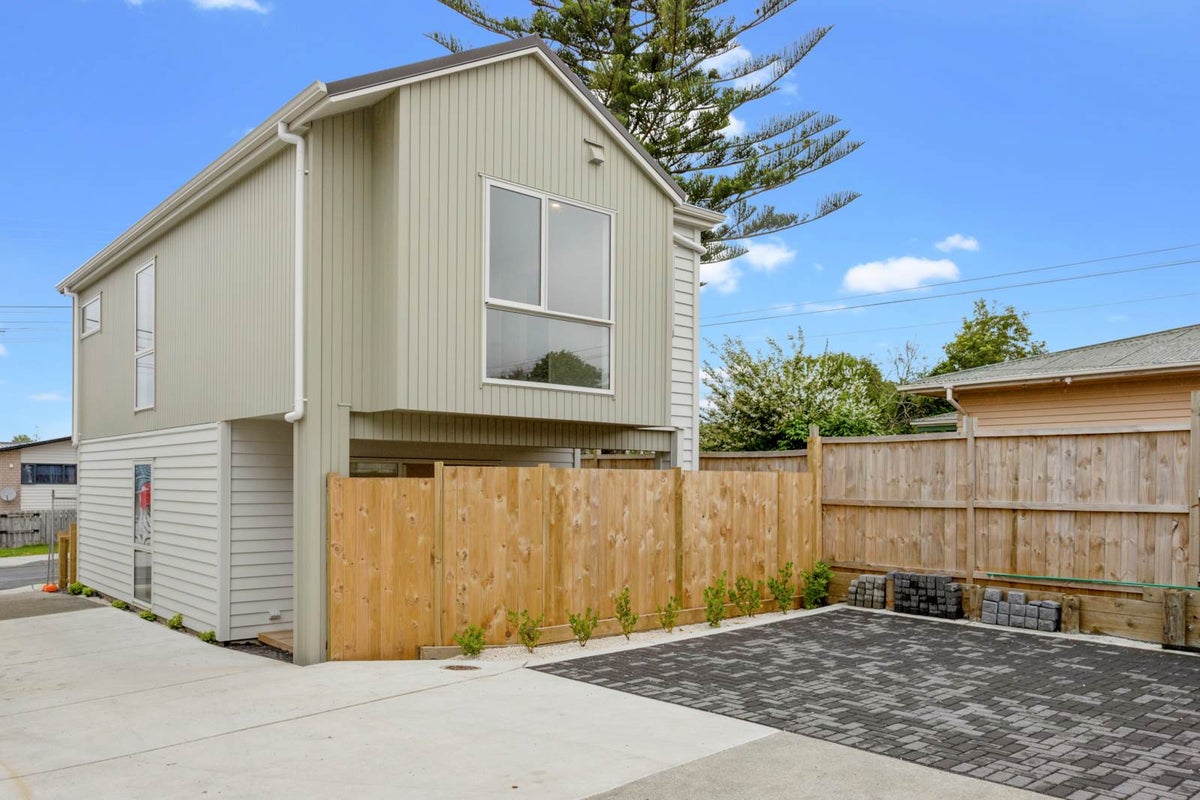 10A Roberts Road, Te Atatu South, Auckland - Carousel 1
