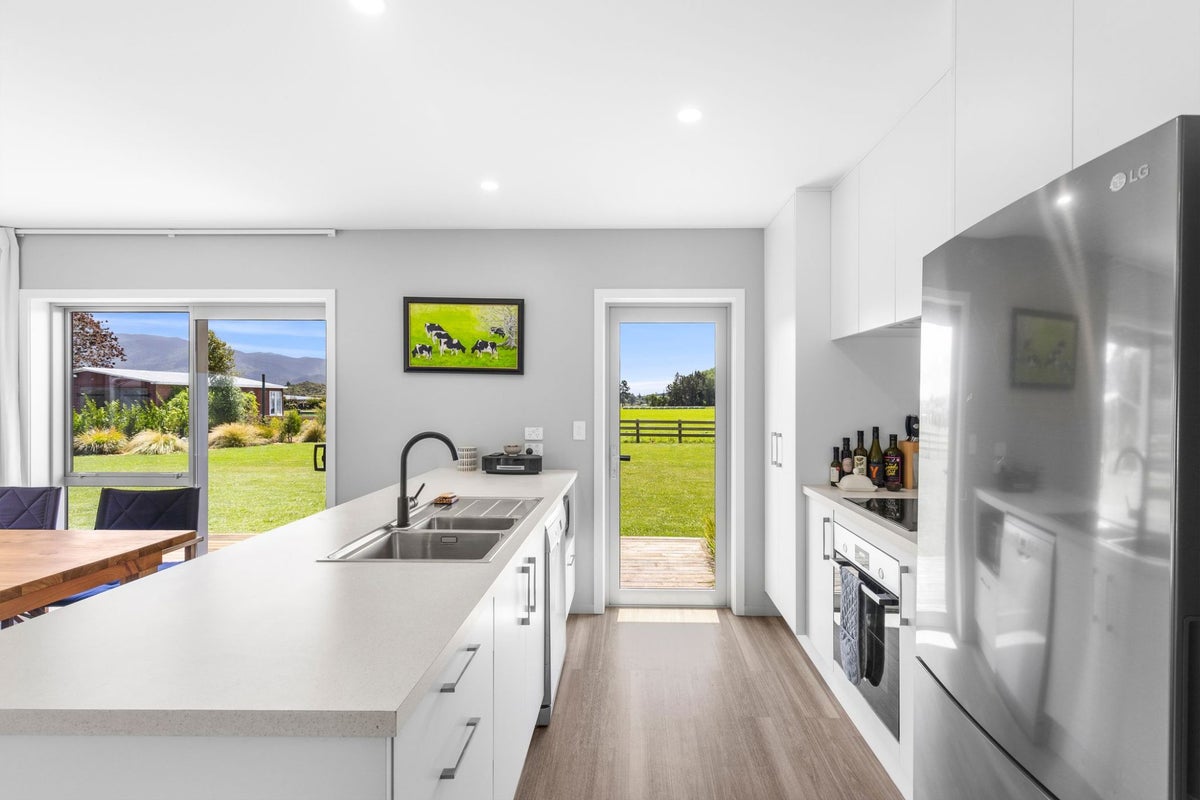 71 Glenview Road, Glen Eden, Auckland - Carousel 2