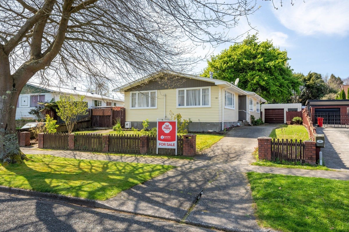 92 California Drive, Totara Park, Upper Hutt - Carousel 1