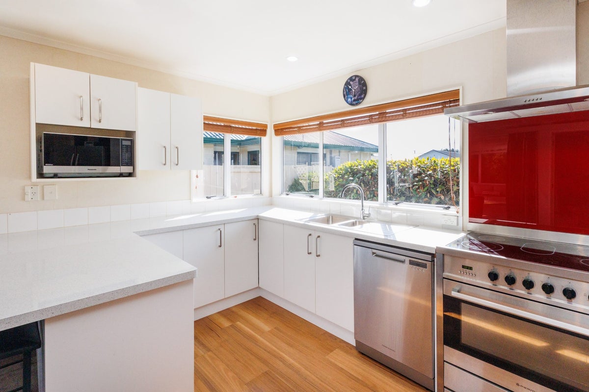 8 Rosebank Avenue, Kelvin Grove, Palmerston North - Carousel 2