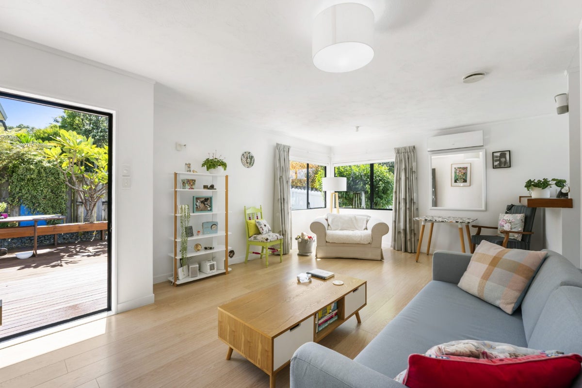 1/10 Atlantis Place, Totara Vale, Auckland - Carousel 2